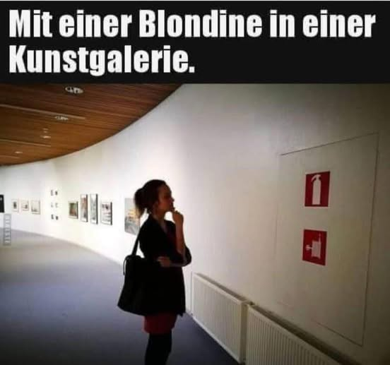 Mit einer Blondine in einer Kunstgalerie.