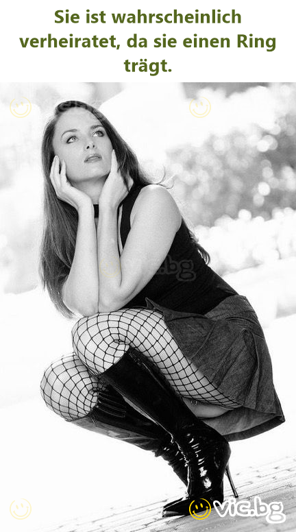 Sie ist wahrscheinlich verheiratet, da sie einen Ring trägt.