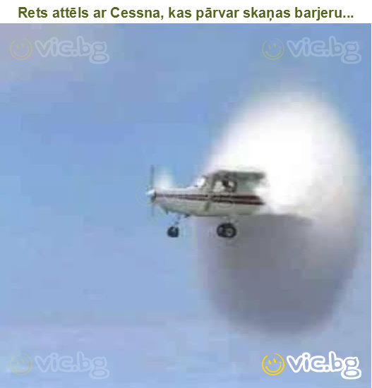 Rets attēls ar Cessna, kas pārvar skaņas barjeru...