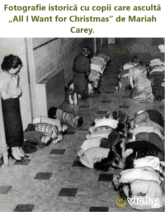 Fotografie istorică cu copii care ascultă „All I Want for Christmas” de Mariah Carey.