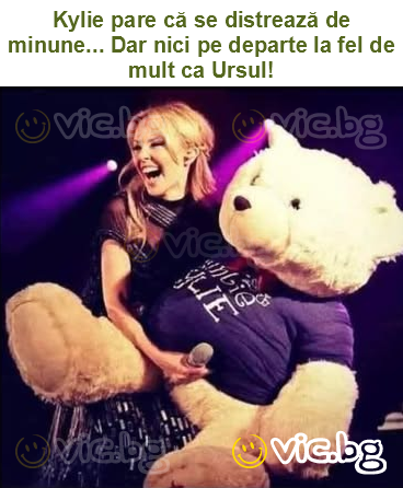 Kylie pare că se distrează de minune... Dar nici pe departe la fel de mult ca Ursul!