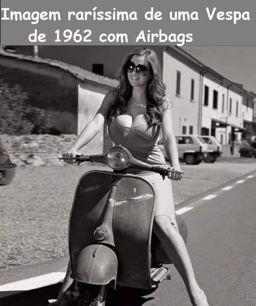 Vreau să întreb bărbații de aici — știe cineva modelul motocicletei din dreapta?