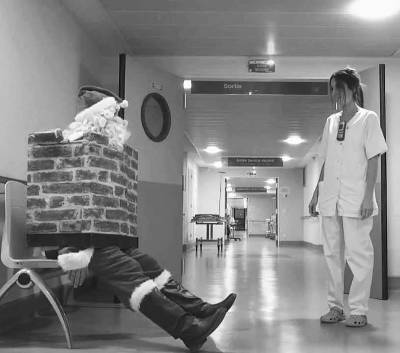 Babbo Natale con un camino in ospedale
