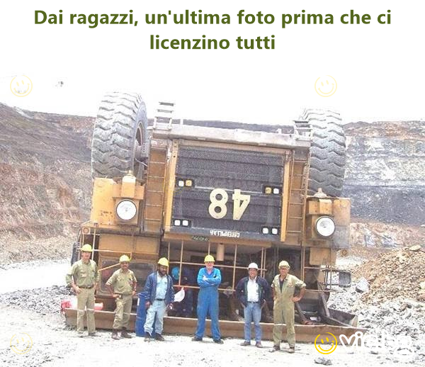 Dai ragazzi, un'ultima foto prima che ci licenzino tutti