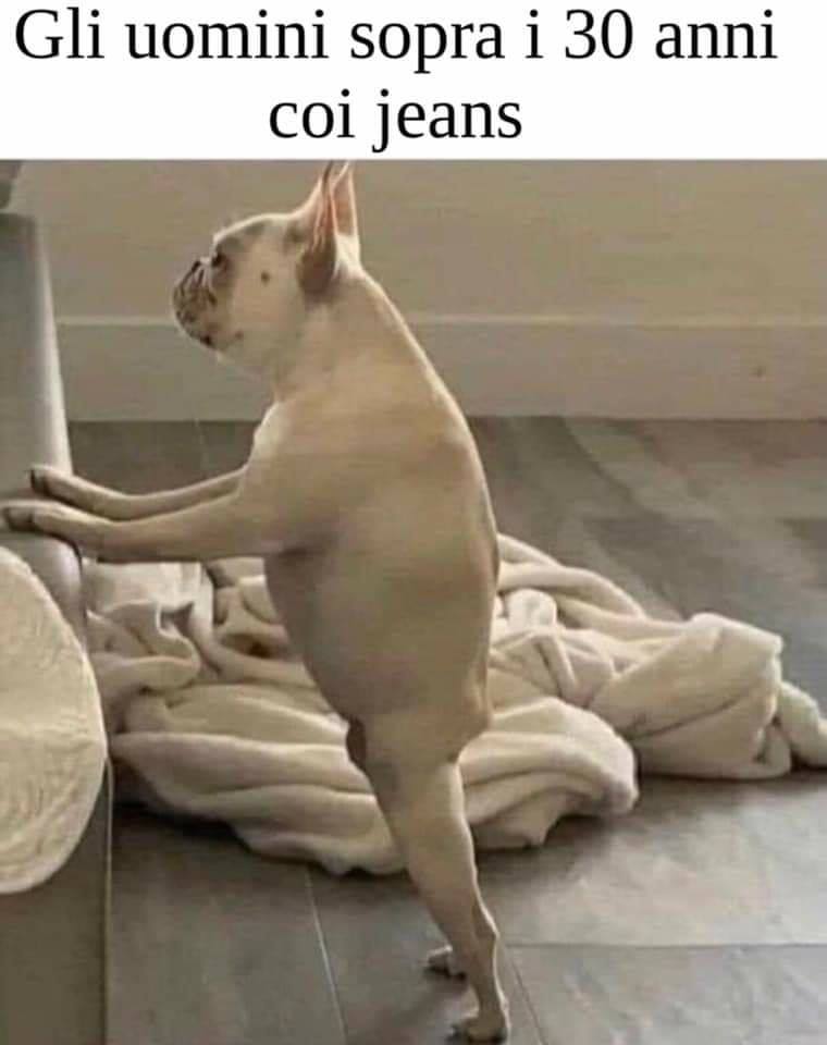 Gli uomini sopra i 30 anni coi jeans