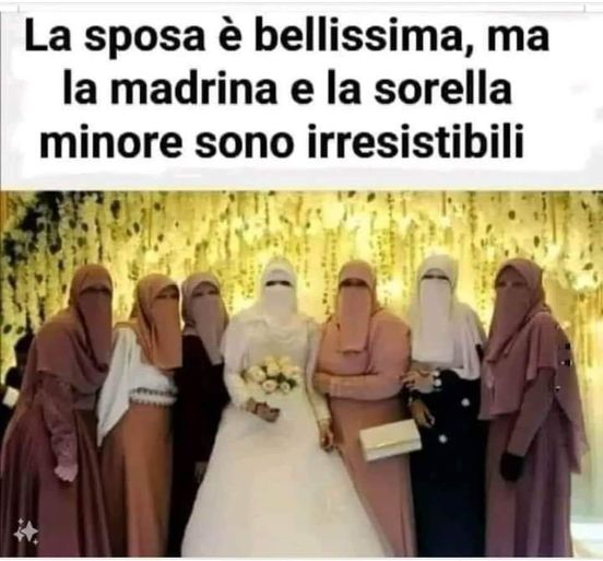 La sposa è bellissima, ma la madrina e la sorella minore sono irresistibili