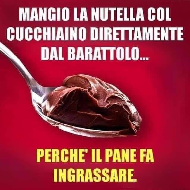 Mangio la nutella col cucchiaino direttamente barattolo... perche' il pane ingrassare.