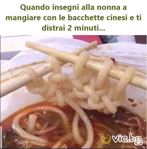 Quando insegni alla nonna a mangiare con le bacchette cinesi e ti distrai 2 minuti...
