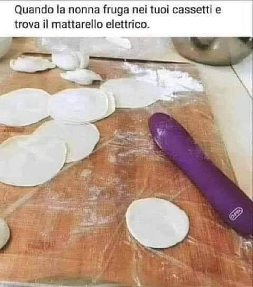 Quando la nonna fruga nei tuoi cassetti e trova il mattarello elettrico.