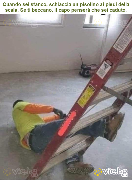Quando sei stanco, schiaccia un pisolino ai piedi della scala. Se ti beccano, il capo penserà che sei caduto.