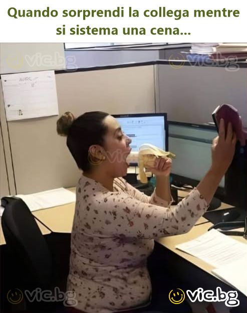 Quando sorprendi la collega mentre si sistema una cena...