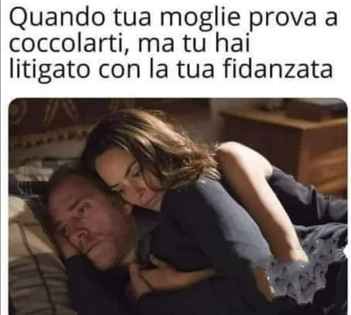 Quando tua moglie prova a coccolarti, ma tu hai litigato con la tua fidanzata