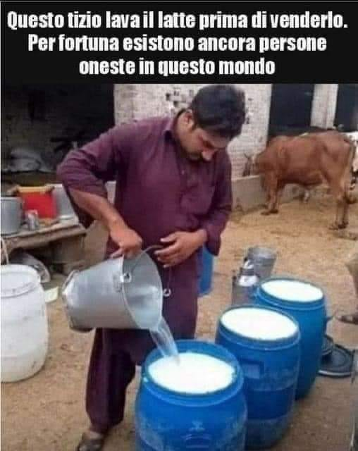 Questo tizio lava il latte prima di venderio. Per fortuna esistono ancora persone oneste in questo mondo