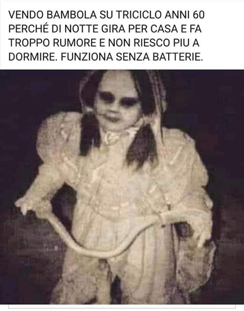 Vendo bambola su triciclo anni 60 perché dl notte gira per casa e fa troppo rumore e non riesco piu a dormire. Funziona senza batterie.