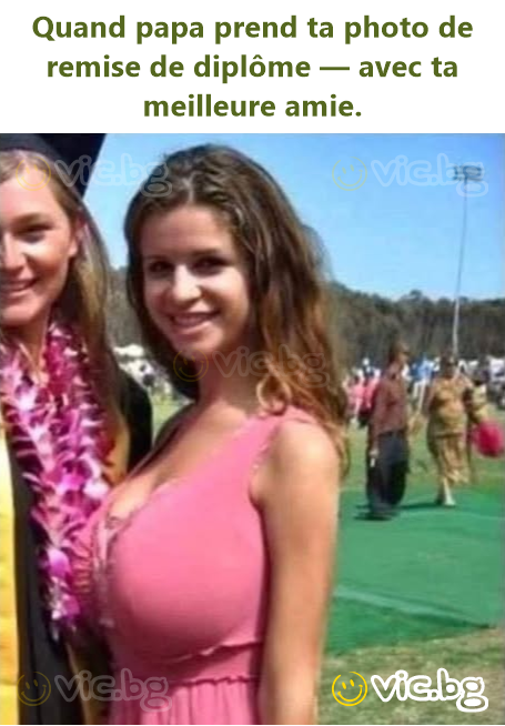 Quand papa prend ta photo de remise de diplôme — avec ta meilleure amie.