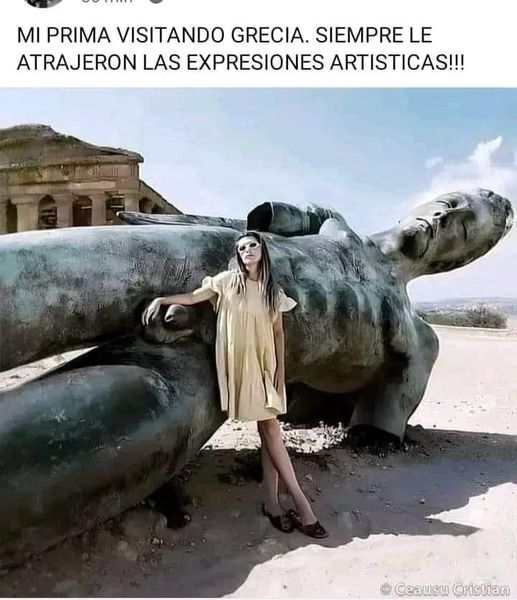 Mi prima visitando grecia. Siempre le atrajeron las expresiones artisticas!!!