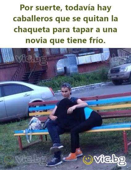 Por suerte, todavía hay caballeros que se quitan la chaqueta para tapar a una novia que tiene frío.