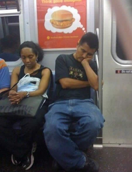 Un hombre cansado y hambriento de regreso a su hogar:<br />Un hombre cansado y hambriento de regreso a su hogar: