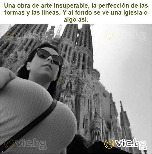 Una obra de arte insuperable, la perfección de las formas y las líneas. Y al fondo se ve una iglesia o algo así.