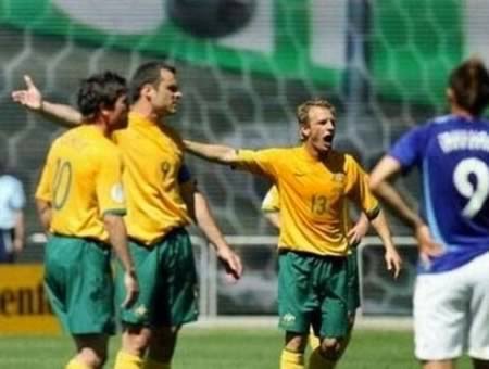 “Expulsado por tener manotas”: “Expulsado por tener manotas”: