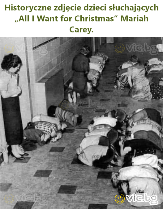 Historyczne zdjęcie dzieci słuchających „All I Want for Christmas” Mariah Carey.