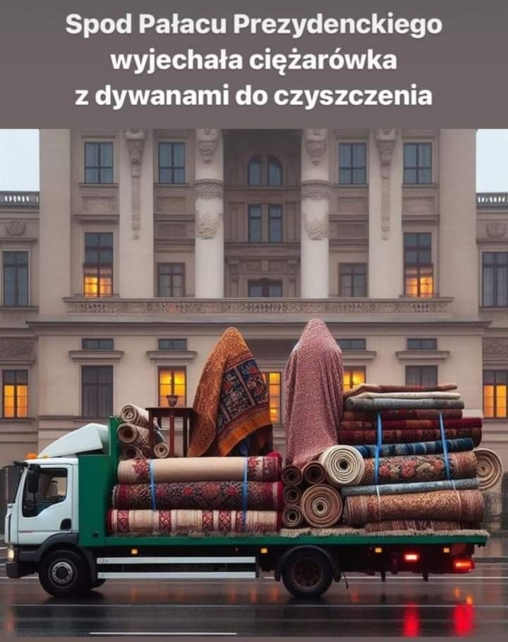 Spod Patacu Prezydenckiego wyjechata ciezarówka z dywanami do czyszczenia