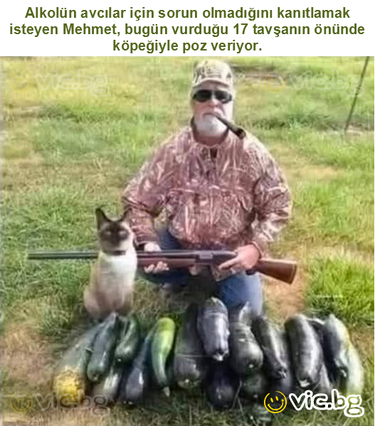 Alkolün avcılar için sorun olmadığını kanıtlamak isteyen Mehmet, bugün vurduğu 17 tavşanın önünde köpeğiyle poz veriyor.