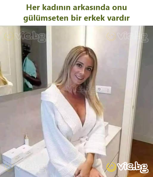 Her kadının arkasında onu gülümseten bir erkek vardır