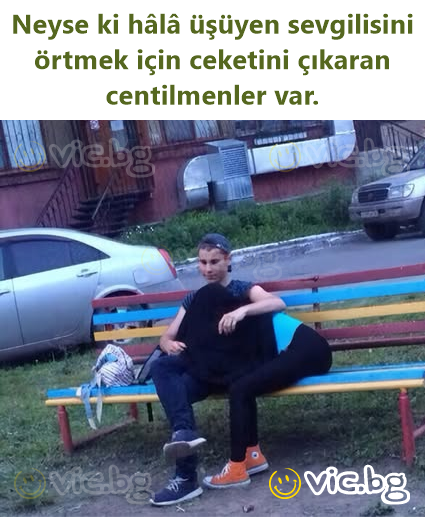 Neyse ki hâlâ üşüyen sevgilisini örtmek için ceketini çıkaran centilmenler var.