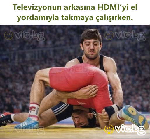 Televizyonun arkasına HDMI’yi el yordamıyla takmaya çalışırken.