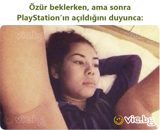 Özür beklerken, ama sonra PlayStation’ın açıldığını duyunca:
