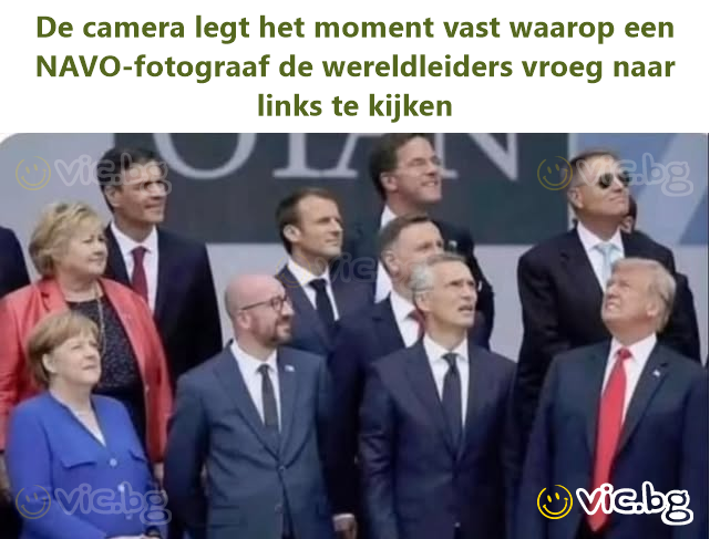 De camera legt het moment vast waarop een NAVO-fotograaf de wereldleiders vroeg naar links te kijken