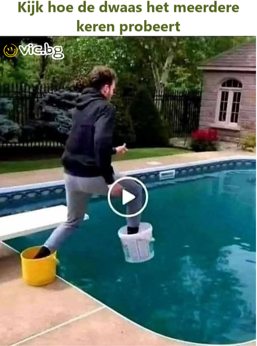 Kijk hoe de dwaas het meerdere keren probeert