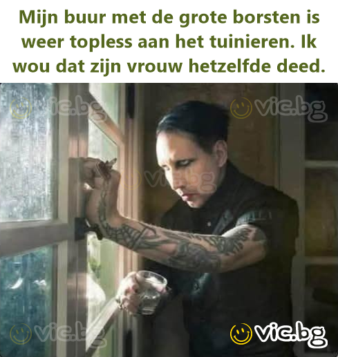 Mijn buur met de grote borsten is weer торlеss aan het tuinieren. Ik wou dat zijn vrouw hetzelfde deed.