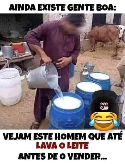 Ainda existe gente boa: Vejam este homem que até lava o leite antes de o vender...