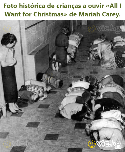 Foto histórica de crianças a ouvir «All I Want for Christmas» de Mariah Carey.