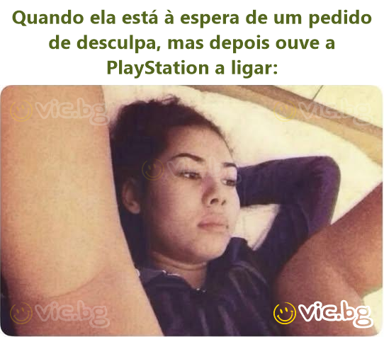 Quando ela está à espera de um pedido de desculpa, mas depois ouve a PlayStation a ligar: