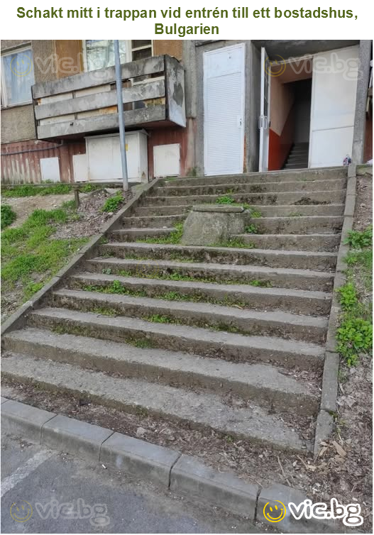 Schakt mitt i trappan vid entrén till ett bostadshus, Bulgarien