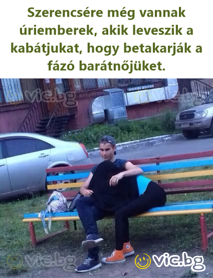 Szerencsére még vannak úriemberek, akik leveszik a kabátjukat, hogy betakarják a fázó barátnőjüket.