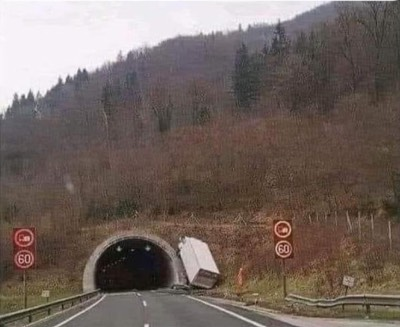 Ő az új, nem házas szomszédunk. A házban a nők hirtelen megszűntek fejfájástól szenvedni.