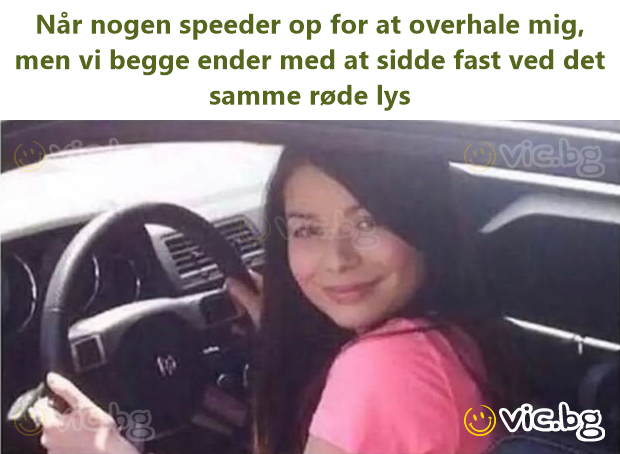 Når nogen speeder op for at overhale mig, men vi begge ender med at sidde fast ved det samme røde lys