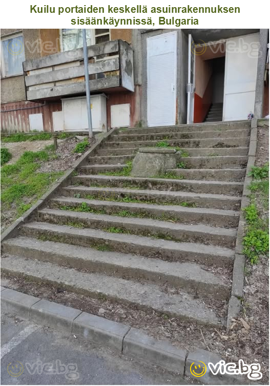 Kuilu portaiden keskellä asuinrakennuksen sisäänkäynnissä, Bulgaria