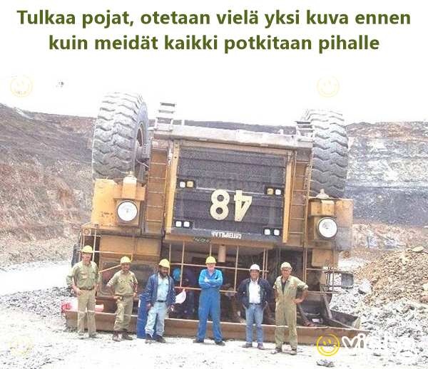 Tulkaa pojat, otetaan vielä yksi kuva ennen kuin meidät kaikki potkitaan pihalle