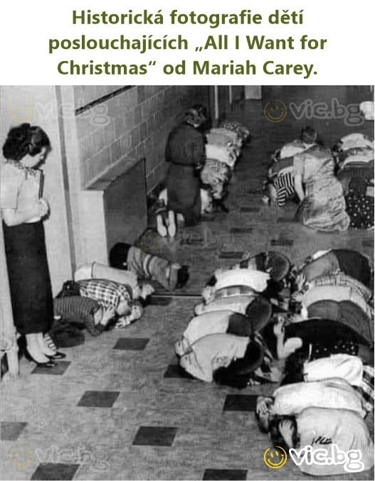 Historická fotografie dětí poslouchajících „All I Want for Christmas“ od Mariah Carey.