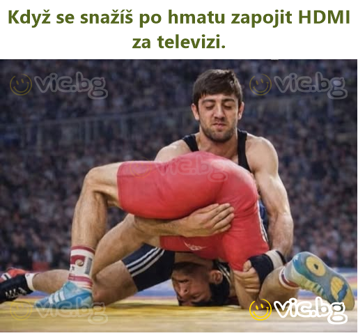 Když se snažíš po hmatu zapojit HDMI za televizi.
