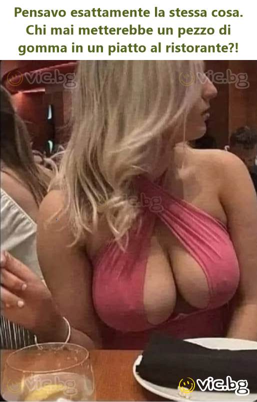 Když se snažíš po hmatu zapojit HDMI za televizi.