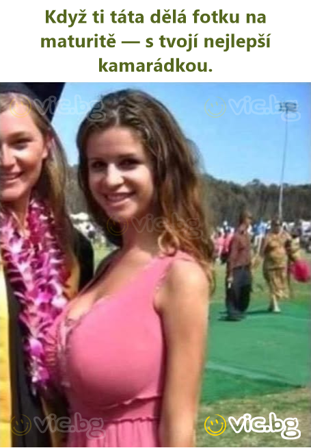 Když ti táta dělá fotku na maturitě — s tvojí nejlepší kamarádkou.
