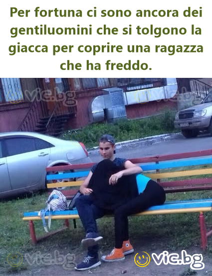 Naštěstí ještě existují gentlemani, kteří si sundají bundu, aby přikryli přítelkyni, které je zima.