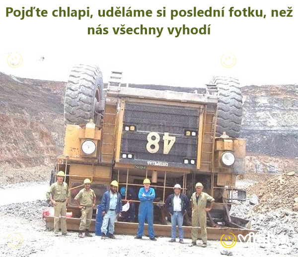 Pojďte chlapi, uděláme si poslední fotku, než nás všechny vyhodí