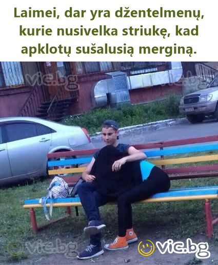 Laimei, dar yra džentelmenų, kurie nusivelka striukę, kad apklotų sušalusią merginą.